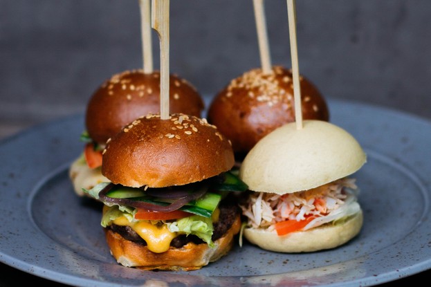 Кафе «Burger&Crab», Санкт-Петербург: Сет из мини бургеров (с цыпленком, с говядиной, с стейком, с крабом)